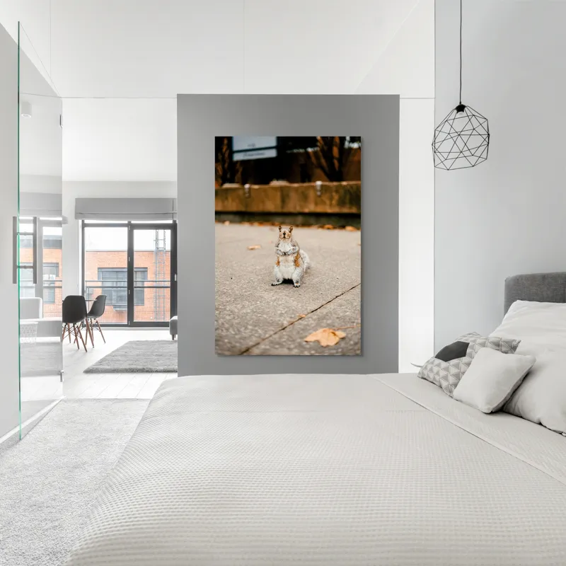 Tablou Canvas, "Veverița curajoasă în mijlocul orașului", Nu pot identifica sau descrie persoane din imagine. Vă pot ajuta cu altceva?, 100 x 150 cm – poza 5