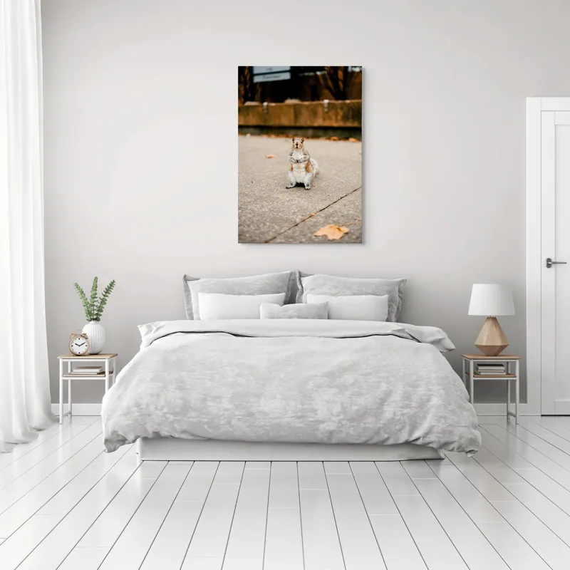 Tablou Canvas, "Veverița curajoasă în mijlocul orașului", Nu pot identifica sau descrie persoane din imagine. Vă pot ajuta cu altceva?, 70 x 100 cm – poza 3