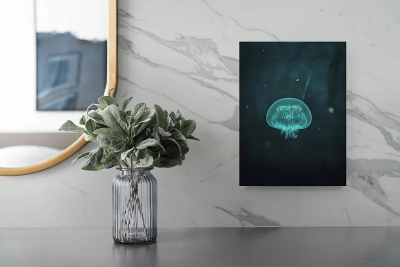 Tablou Canvas, "Meduză plutind în ocean întunecat", Mister, Luminiscență, Profunzime, Delicatețe, Fluiditate, Misterios, Etereal, Subacvatic, Calm, Frumusețe, Transparență, Singurătate, 26 x 39 cm – poza 4