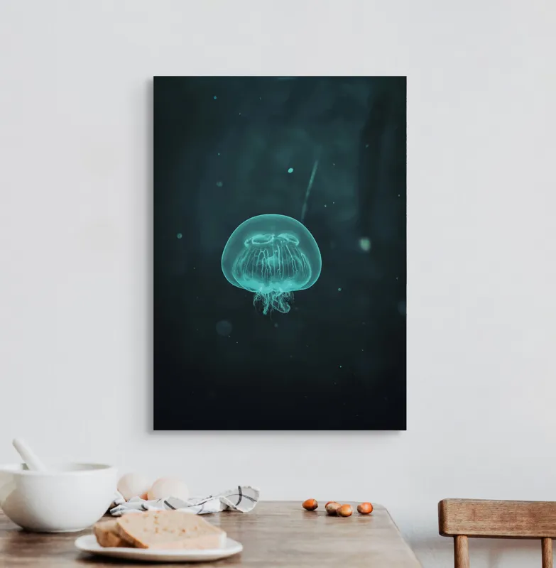 Tablou Canvas, "Meduză plutind în ocean întunecat", Mister, Luminiscență, Profunzime, Delicatețe, Fluiditate, Misterios, Etereal, Subacvatic, Calm, Frumusețe, Transparență, Singurătate, 50 x 70 cm – poza 3