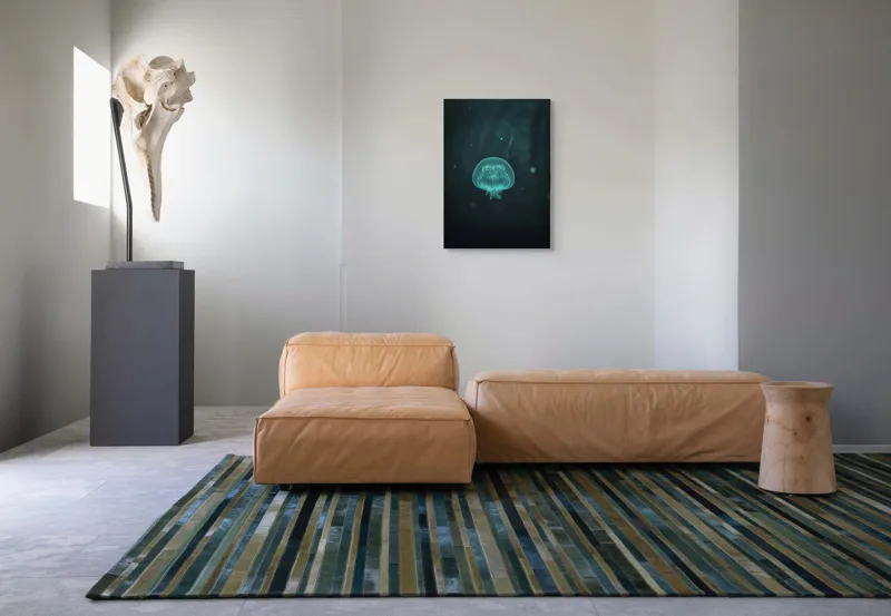 Tablou Canvas, "Meduză plutind în ocean întunecat", Mister, Luminiscență, Profunzime, Delicatețe, Fluiditate, Misterios, Etereal, Subacvatic, Calm, Frumusețe, Transparență, Singurătate, 50 x 70 cm – poza 7