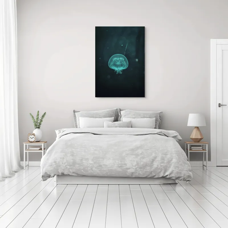 Tablou Canvas, "Meduză plutind în ocean întunecat", Mister, Luminiscență, Profunzime, Delicatețe, Fluiditate, Misterios, Etereal, Subacvatic, Calm, Frumusețe, Transparență, Singurătate, 70 x 100 cm – poza 3