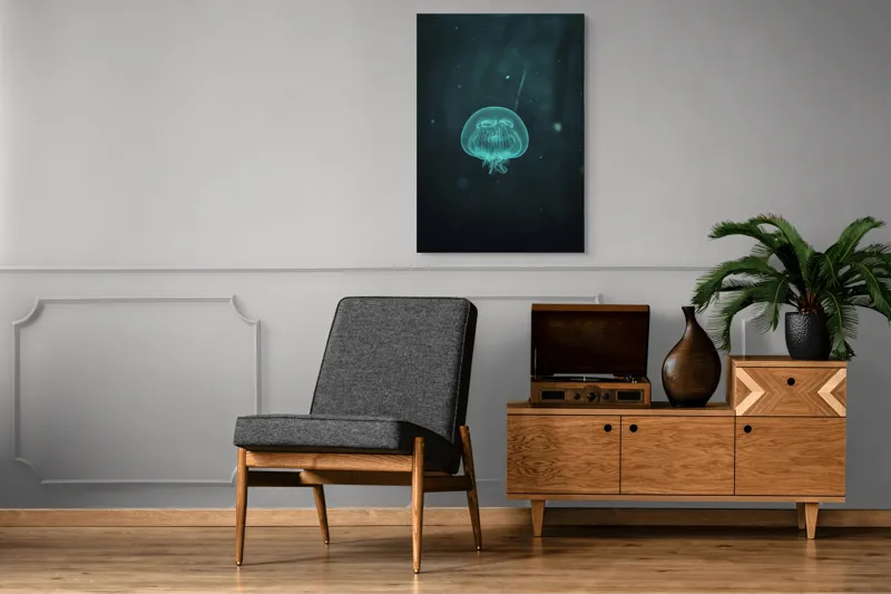 Tablou Canvas, "Meduză plutind în ocean întunecat", Mister, Luminiscență, Profunzime, Delicatețe, Fluiditate, Misterios, Etereal, Subacvatic, Calm, Frumusețe, Transparență, Singurătate, 70 x 100 cm – poza 6