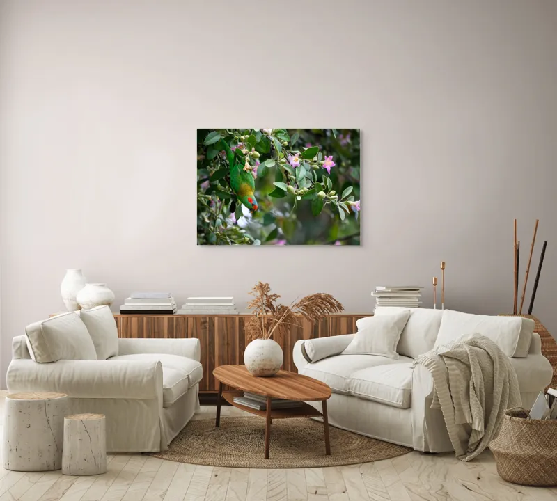 Tablou Canvas, "Papagalul ascuns printre flori roz", Verde, Papagal, Flori, Roz, Frunze, Natură, Ramuri, Frumusețe, Echilibru, Viu, 100 x 70 cm – poza 3