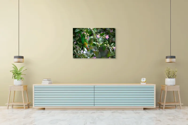 Tablou Canvas, "Papagalul ascuns printre flori roz", Verde, Papagal, Flori, Roz, Frunze, Natură, Ramuri, Frumusețe, Echilibru, Viu, 100 x 70 cm – poza 4