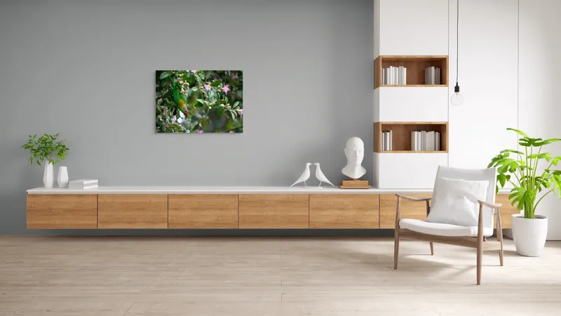 Tablou Canvas, "Papagalul ascuns printre flori roz", Verde, Papagal, Flori, Roz, Frunze, Natură, Ramuri, Frumusețe, Echilibru, Viu, 100 x 70 cm – poza 6