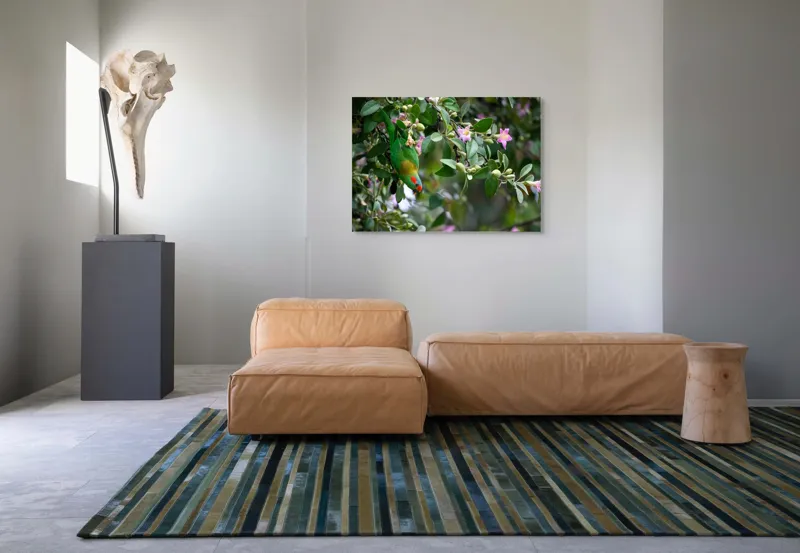 Tablou Canvas, "Papagalul ascuns printre flori roz", Verde, Papagal, Flori, Roz, Frunze, Natură, Ramuri, Frumusețe, Echilibru, Viu, 100 x 70 cm – poza 7