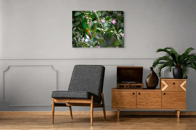 Tablou Canvas, "Papagalul ascuns printre flori roz", Verde, Papagal, Flori, Roz, Frunze, Natură, Ramuri, Frumusețe, Echilibru, Viu, 100 x 70 cm – poza 8