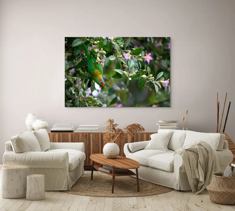 Tablou Canvas, "Papagalul ascuns printre flori roz", Verde, Papagal, Flori, Roz, Frunze, Natură, Ramuri, Frumusețe, Echilibru, Viu, 150 x 100 cm – poza 3