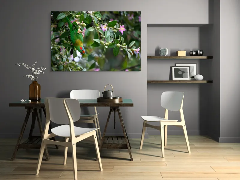 Tablou Canvas, "Papagalul ascuns printre flori roz", Verde, Papagal, Flori, Roz, Frunze, Natură, Ramuri, Frumusețe, Echilibru, Viu, 150 x 100 cm – poza 5