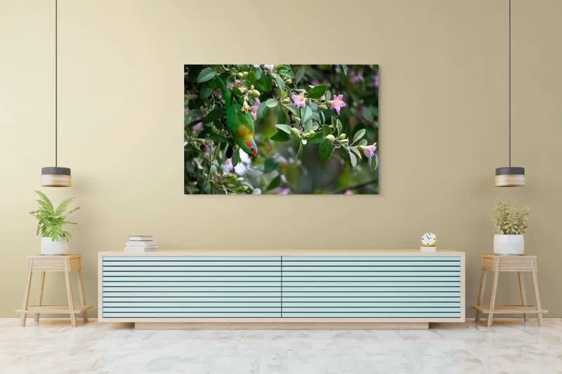 Tablou Canvas, "Papagalul ascuns printre flori roz", Verde, Papagal, Flori, Roz, Frunze, Natură, Ramuri, Frumusețe, Echilibru, Viu, 150 x 100 cm – poza 6