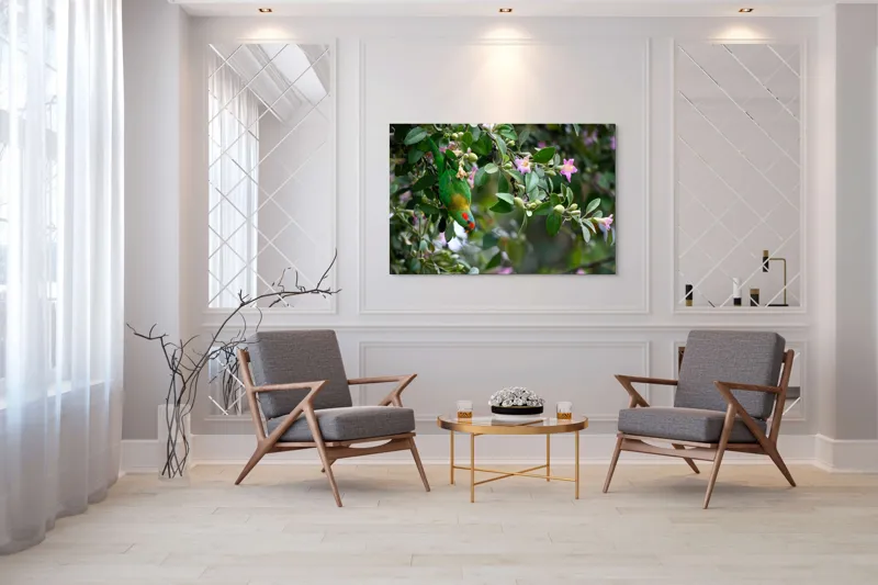 Tablou Canvas, "Papagalul ascuns printre flori roz", Verde, Papagal, Flori, Roz, Frunze, Natură, Ramuri, Frumusețe, Echilibru, Viu, 150 x 100 cm – poza 7