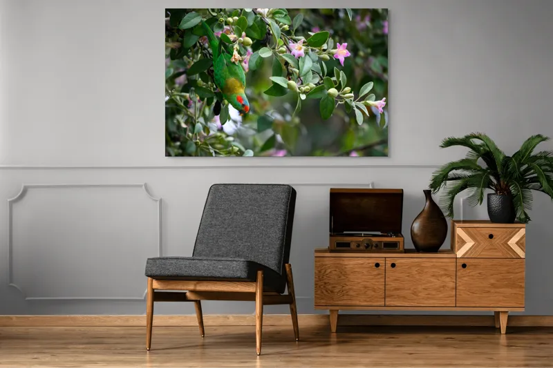 Tablou Canvas, "Papagalul ascuns printre flori roz", Verde, Papagal, Flori, Roz, Frunze, Natură, Ramuri, Frumusețe, Echilibru, Viu, 150 x 100 cm – poza 8