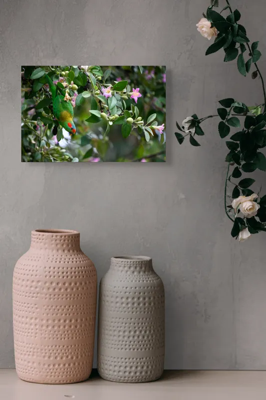 Tablou Canvas, "Papagalul ascuns printre flori roz", Verde, Papagal, Flori, Roz, Frunze, Natură, Ramuri, Frumusețe, Echilibru, Viu, 39 x 26 cm – poza 4