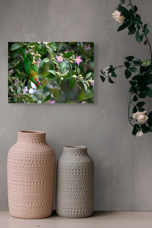 Tablou Canvas, "Papagalul ascuns printre flori roz", Verde, Papagal, Flori, Roz, Frunze, Natură, Ramuri, Frumusețe, Echilibru, Viu, 54 x 39 cm – poza 8