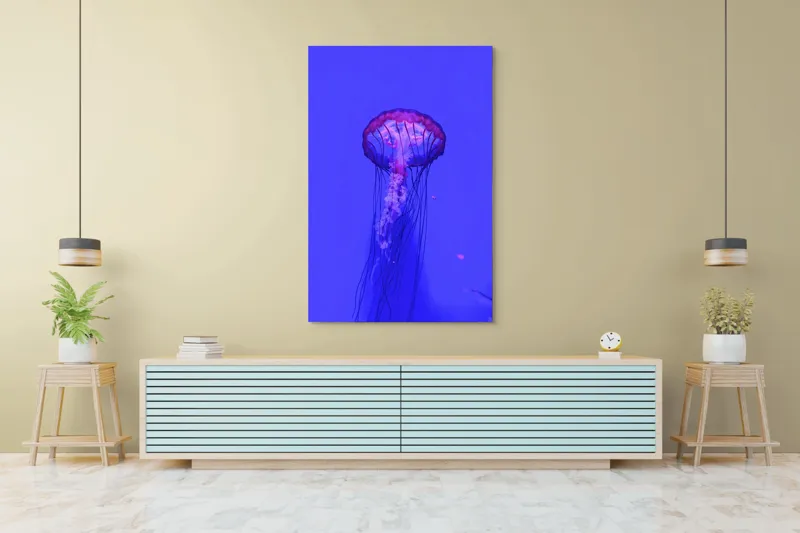 Tablou Canvas, "Meduză plutind în lumină albastră", Meduză, Strălucire, Albastru, Ocean, Grație, Tentacule, Mister, Lumina, Frumusețe., 100 x 150 cm – poza 4