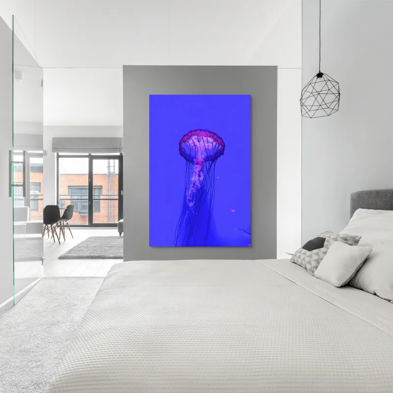 Tablou Canvas, "Meduză plutind în lumină albastră", Meduză, Strălucire, Albastru, Ocean, Grație, Tentacule, Mister, Lumina, Frumusețe., 100 x 150 cm – poza 5