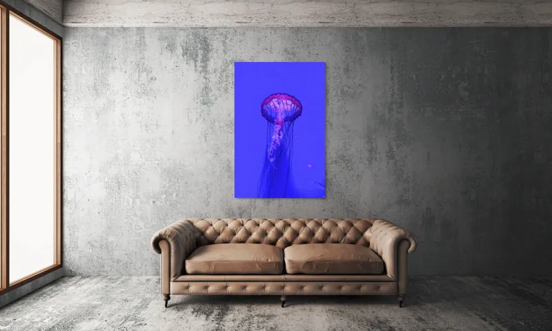 Tablou Canvas, "Meduză plutind în lumină albastră", Meduză, Strălucire, Albastru, Ocean, Grație, Tentacule, Mister, Lumina, Frumusețe., 100 x 150 cm – poza 6
