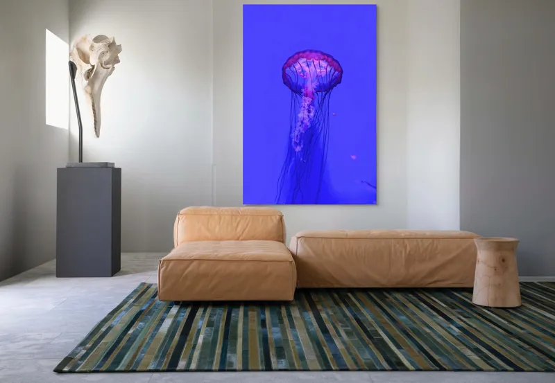 Tablou Canvas, "Meduză plutind în lumină albastră", Meduză, Strălucire, Albastru, Ocean, Grație, Tentacule, Mister, Lumina, Frumusețe., 100 x 150 cm – poza 7