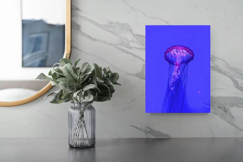 Tablou Canvas, "Meduză plutind în lumină albastră", Meduză, Strălucire, Albastru, Ocean, Grație, Tentacule, Mister, Lumina, Frumusețe., 26 x 39 cm – poza 4