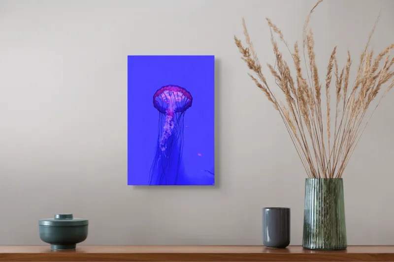 Tablou Canvas, "Meduză plutind în lumină albastră", Meduză, Strălucire, Albastru, Ocean, Grație, Tentacule, Mister, Lumina, Frumusețe., 26 x 39 cm – poza 5