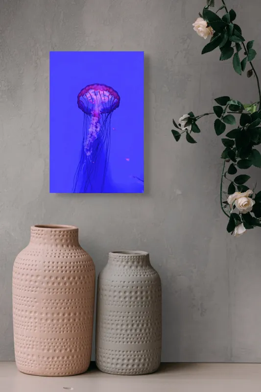 Tablou Canvas, "Meduză plutind în lumină albastră", Meduză, Strălucire, Albastru, Ocean, Grație, Tentacule, Mister, Lumina, Frumusețe., 26 x 39 cm – poza 6