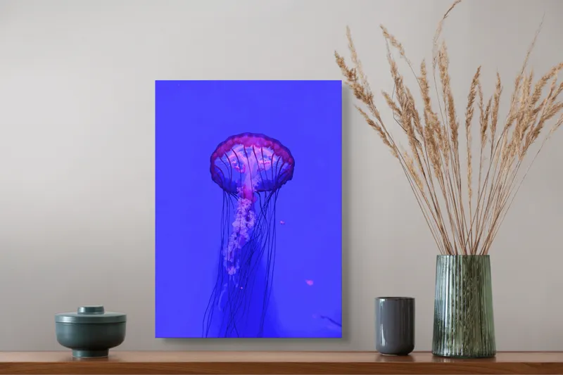 Tablou Canvas, "Meduză plutind în lumină albastră", Meduză, Strălucire, Albastru, Ocean, Grație, Tentacule, Mister, Lumina, Frumusețe., 39 x 54 cm – poza 3