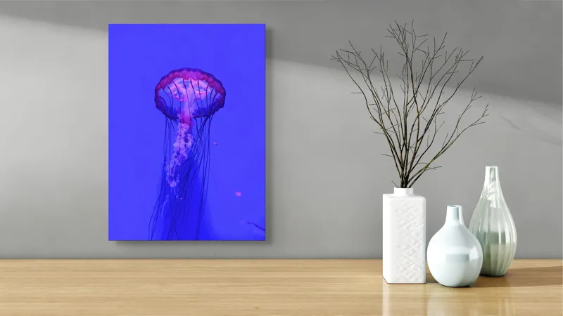 Tablou Canvas, "Meduză plutind în lumină albastră", Meduză, Strălucire, Albastru, Ocean, Grație, Tentacule, Mister, Lumina, Frumusețe., 39 x 54 cm – poza 4
