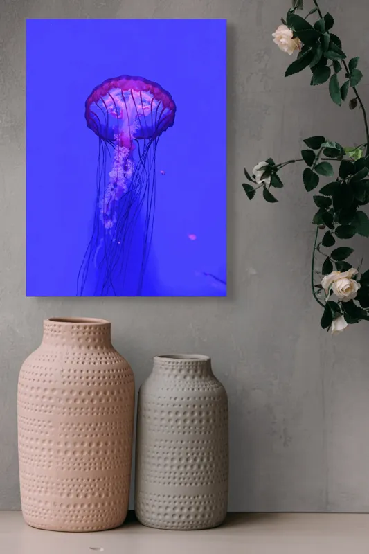 Tablou Canvas, "Meduză plutind în lumină albastră", Meduză, Strălucire, Albastru, Ocean, Grație, Tentacule, Mister, Lumina, Frumusețe., 39 x 54 cm – poza 6