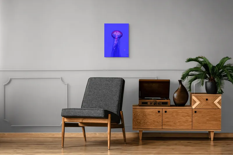 Tablou Canvas, "Meduză plutind în lumină albastră", Meduză, Strălucire, Albastru, Ocean, Grație, Tentacule, Mister, Lumina, Frumusețe., 39 x 54 cm – poza 8