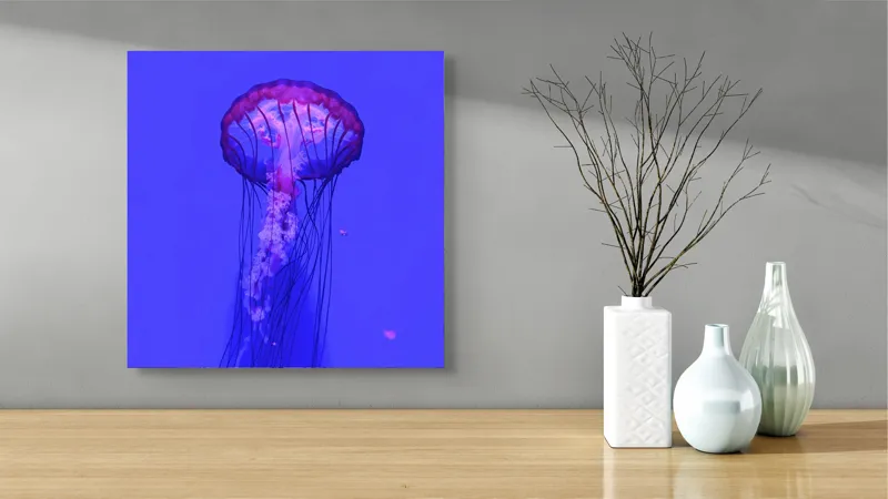 Tablou Canvas, "Meduză plutind în lumină albastră", Meduză, Strălucire, Albastru, Ocean, Grație, Tentacule, Mister, Lumina, Frumusețe., 50 x 50 cm – poza 3