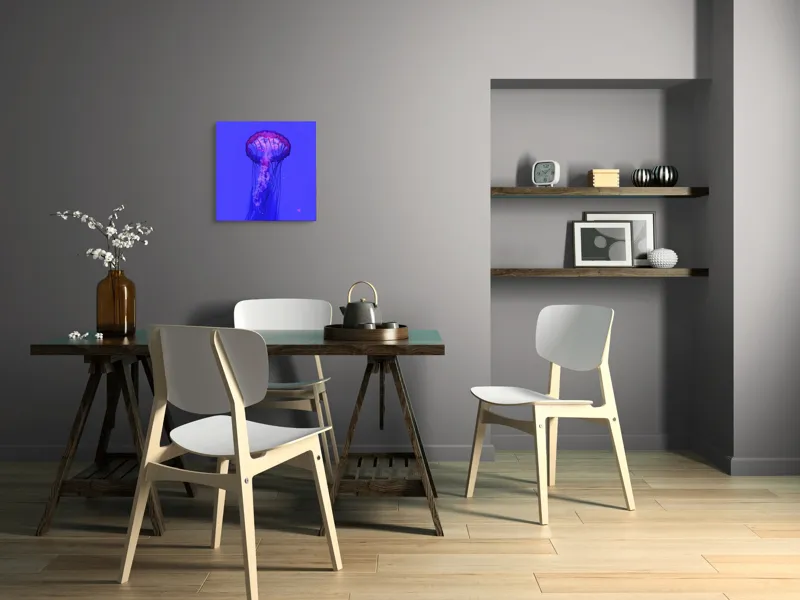 Tablou Canvas, "Meduză plutind în lumină albastră", Meduză, Strălucire, Albastru, Ocean, Grație, Tentacule, Mister, Lumina, Frumusețe., 50 x 50 cm – poza 8