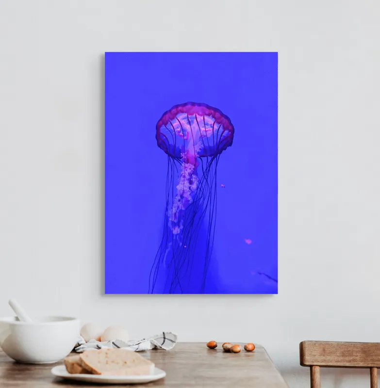 Tablou Canvas, "Meduză plutind în lumină albastră", Meduză, Strălucire, Albastru, Ocean, Grație, Tentacule, Mister, Lumina, Frumusețe., 50 x 70 cm – poza 3