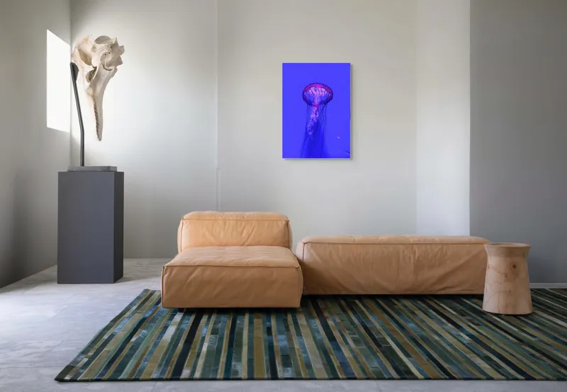 Tablou Canvas, "Meduză plutind în lumină albastră", Meduză, Strălucire, Albastru, Ocean, Grație, Tentacule, Mister, Lumina, Frumusețe., 50 x 70 cm – poza 7