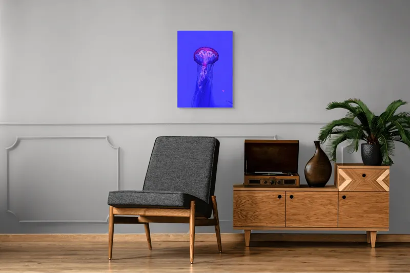 Tablou Canvas, "Meduză plutind în lumină albastră", Meduză, Strălucire, Albastru, Ocean, Grație, Tentacule, Mister, Lumina, Frumusețe., 50 x 70 cm – poza 8