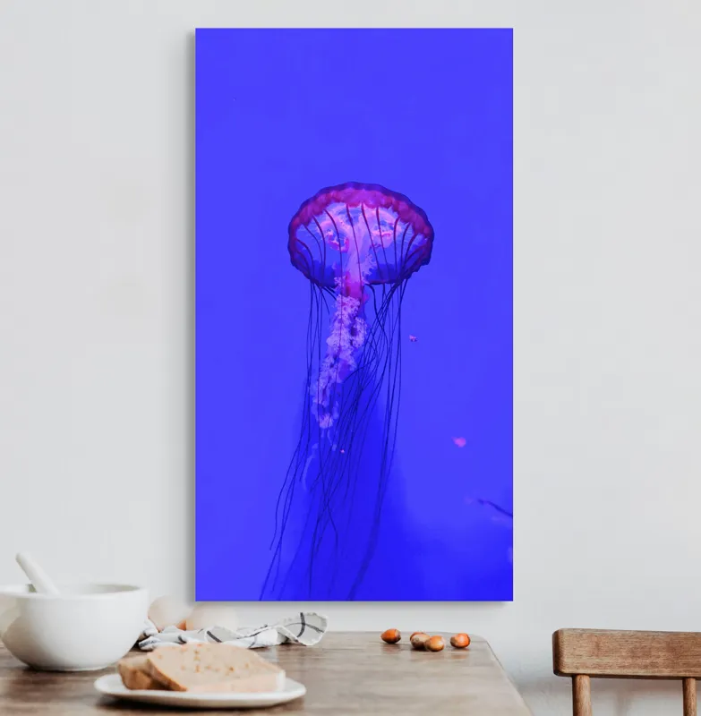 Tablou Canvas, "Meduză plutind în lumină albastră", Meduză, Strălucire, Albastru, Ocean, Grație, Tentacule, Mister, Lumina, Frumusețe., 50 x 90 cm – poza 3
