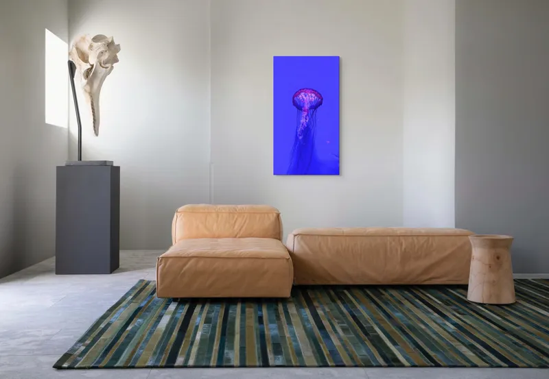 Tablou Canvas, "Meduză plutind în lumină albastră", Meduză, Strălucire, Albastru, Ocean, Grație, Tentacule, Mister, Lumina, Frumusețe., 50 x 90 cm – poza 5