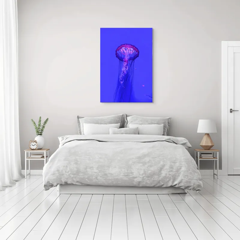 Tablou Canvas, "Meduză plutind în lumină albastră", Meduză, Strălucire, Albastru, Ocean, Grație, Tentacule, Mister, Lumina, Frumusețe., 70 x 100 cm – poza 3