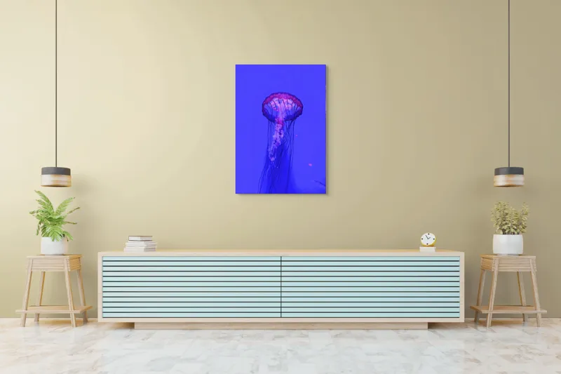 Tablou Canvas, "Meduză plutind în lumină albastră", Meduză, Strălucire, Albastru, Ocean, Grație, Tentacule, Mister, Lumina, Frumusețe., 70 x 100 cm – poza 5