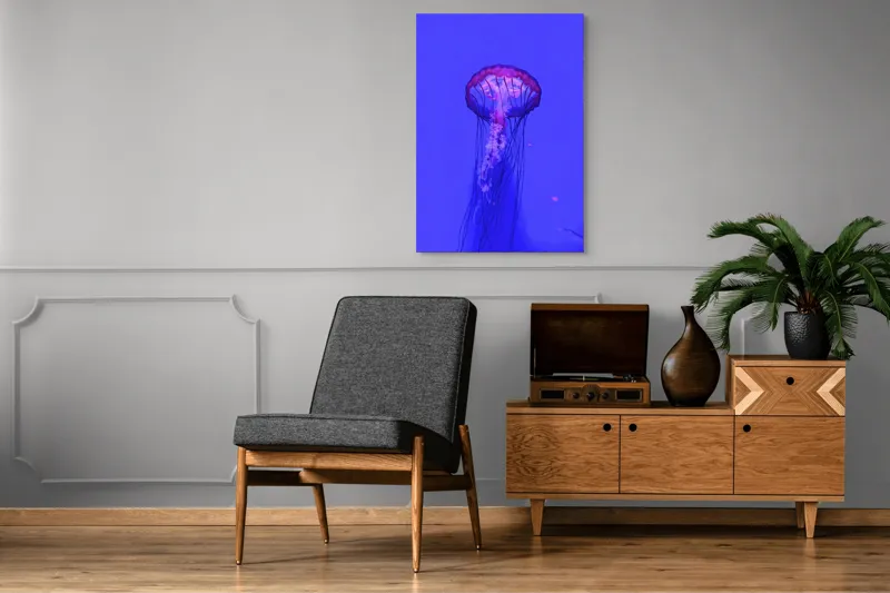 Tablou Canvas, "Meduză plutind în lumină albastră", Meduză, Strălucire, Albastru, Ocean, Grație, Tentacule, Mister, Lumina, Frumusețe., 70 x 100 cm – poza 6