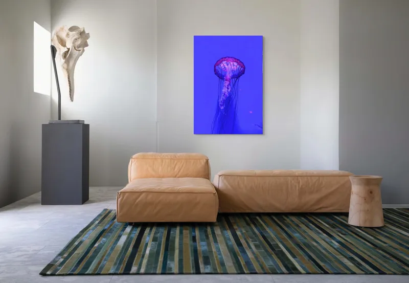 Tablou Canvas, "Meduză plutind în lumină albastră", Meduză, Strălucire, Albastru, Ocean, Grație, Tentacule, Mister, Lumina, Frumusețe., 70 x 100 cm – poza 7
