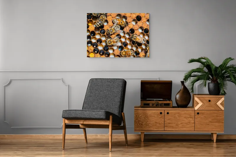 Tablou Canvas, "Albine lucrând în stupul lor", Albine, Fagure, Miere, Hexagoane, Nectar, Polen, Aripi, Muncă, 100 x 70 cm – poza 8