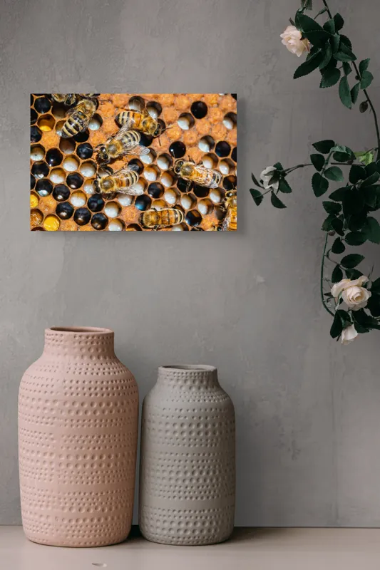 Tablou Canvas, "Albine lucrând în stupul lor", Albine, Fagure, Miere, Hexagoane, Nectar, Polen, Aripi, Muncă, 39 x 26 cm – poza 4