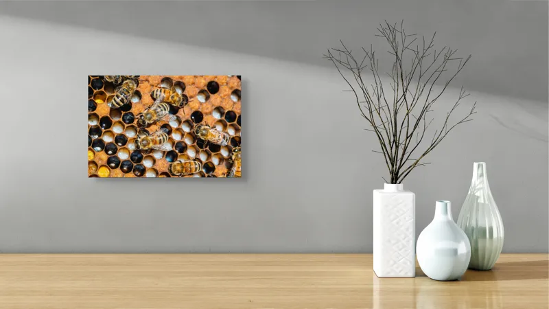 Tablou Canvas, "Albine lucrând în stupul lor", Albine, Fagure, Miere, Hexagoane, Nectar, Polen, Aripi, Muncă, 39 x 26 cm – poza 8