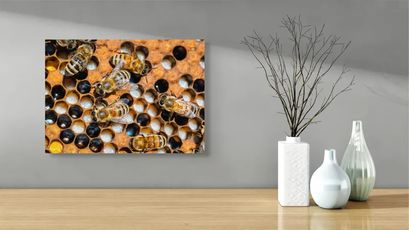 Tablou Canvas, "Albine lucrând în stupul lor", Albine, Fagure, Miere, Hexagoane, Nectar, Polen, Aripi, Muncă, 54 x 39 cm – poza 3