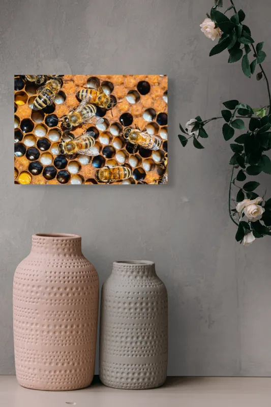 Tablou Canvas, "Albine lucrând în stupul lor", Albine, Fagure, Miere, Hexagoane, Nectar, Polen, Aripi, Muncă, 54 x 39 cm – poza 8