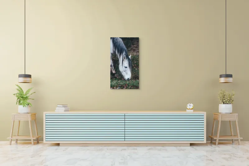 Tablou Canvas, "Cal alb pășunând în zori.", Cal, Alb, Mânz, Păr, Iarbă, Natură, Blând, Pastel, Fermecător, Rustic, 50 x 90 cm – poza 6