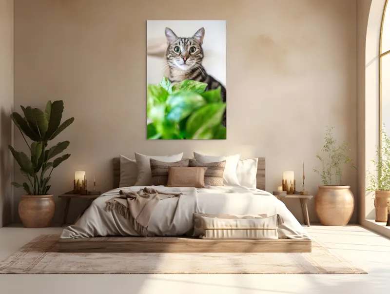 Tablou Canvas, "Pisica și frunzele misterioase ale naturii", Pisică, Ochii, Verzi, Plantă, Frunze, Blană, Tigrat, Privire, Curiozitate, Fundal, Neclar, Verde, Natură, Interior, Aproape, 100 x 150 cm – poza 3