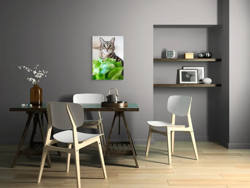 Tablou Canvas, "Pisica și frunzele misterioase ale naturii", Pisică, Ochii, Verzi, Plantă, Frunze, Blană, Tigrat, Privire, Curiozitate, Fundal, Neclar, Verde, Natură, Interior, Aproape, 50 x 70 cm – poza 5
