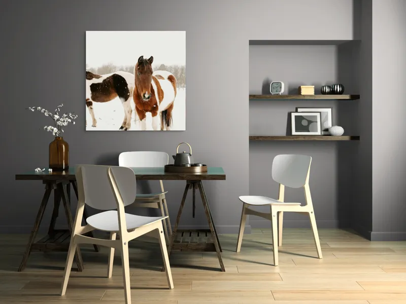Tablou Canvas, "Cai în zăpadă pe câmp deschis", Cai, Zăpadă, Peisaj, Iarnă, Blană, Culoare, Natură, Frumusețe, 100 x 100 cm – poza 6